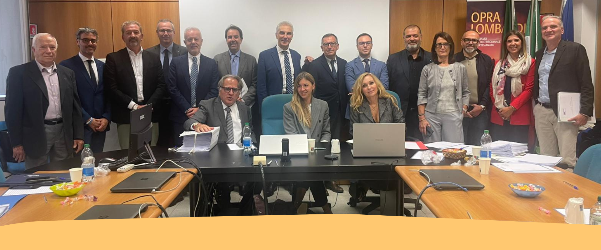 Un gruppo di persone, circa 20, dopo la firma dell'atto costitutivo di Confskills, agenzia formativa nazionale Confartigianato
