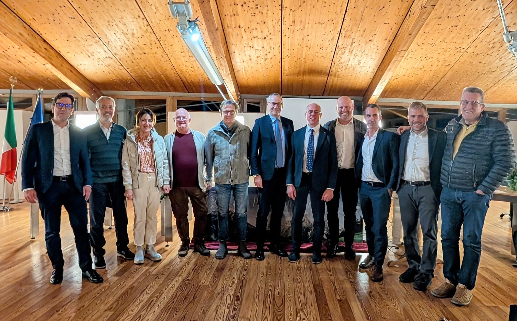 Da sx: A. Boninsegna (Presidente Ass. Art Primiero) , B. Rattin (presidente Comunità di Valle). F. Broch (presidente Coop Primero), Mario Taufer (delegato territoriale Ass Art), D. Depaoli (sindaco Primiero), A. De Zordo (presidente Ass Art), N. Cemin (presidente territoriale ASAT), G. Zortea (presidente impianti a fune S.M.R.), G. Rizzini (AD di PicProprierty), F. Dallasega (commercialista), M. Bettega (associazione Ristoratori Trentino)