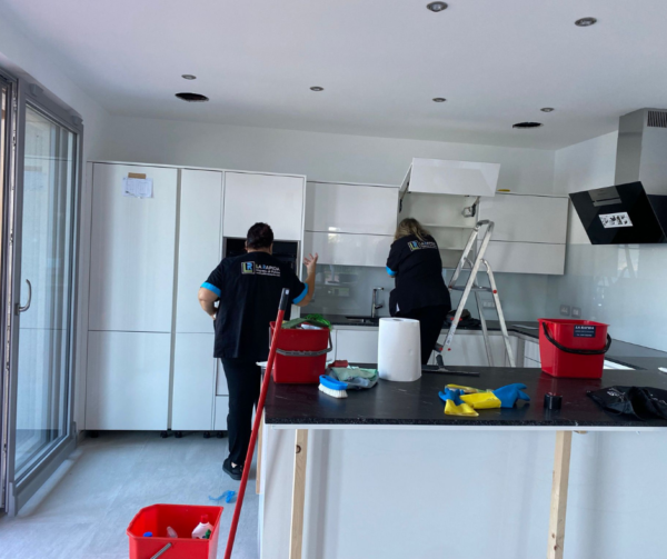 Pulizie in una cucina