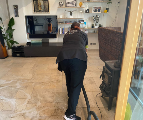 Addetta pulizie al lavoro