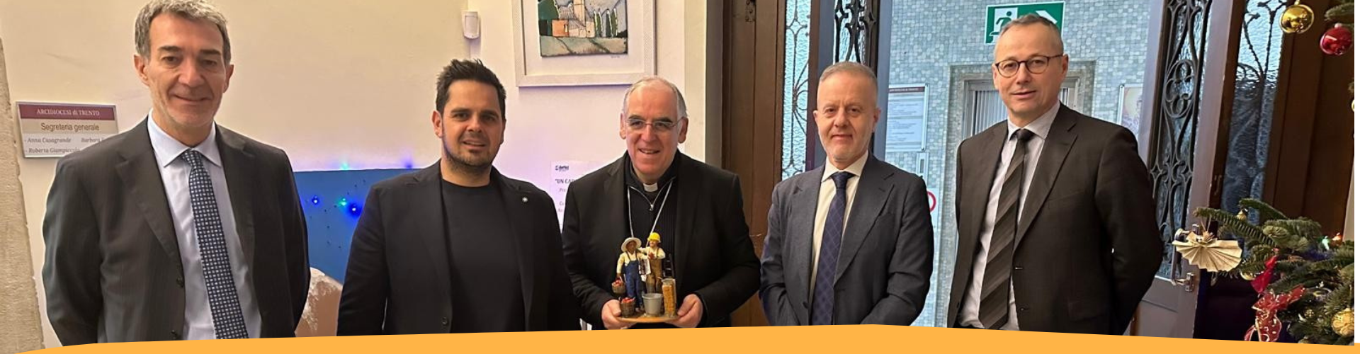 La statuina donata al vescovo Tisi per il presepe 2025: un muratore e un contadino